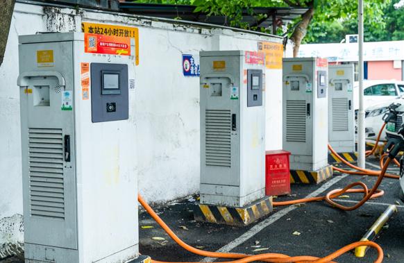 新能源汽車日漸增多，充電樁使用亂象如何管?