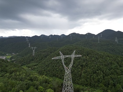 這項(xiàng)工程有新進(jìn)展，全面進(jìn)入架線施工階段