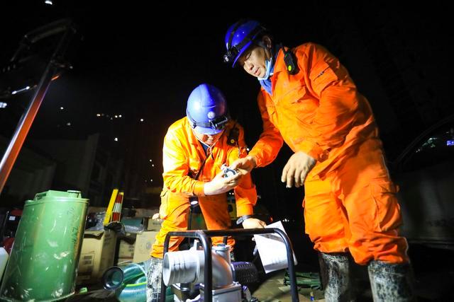 連續(xù)50小時攻堅，鄭州電力點(diǎn)亮涿州最大住宅小區(qū)