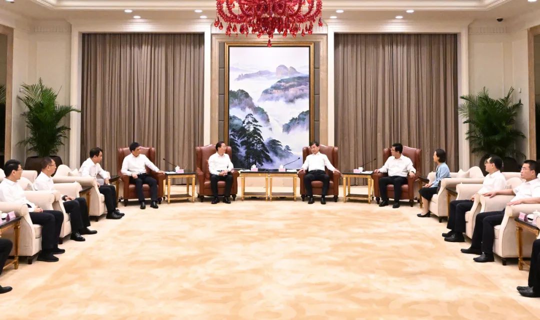 國(guó)家電網(wǎng)公司董事長(zhǎng)、黨組書(shū)辛保安與福建省委書(shū)記周祖翼、省長(zhǎng)趙龍會(huì)談