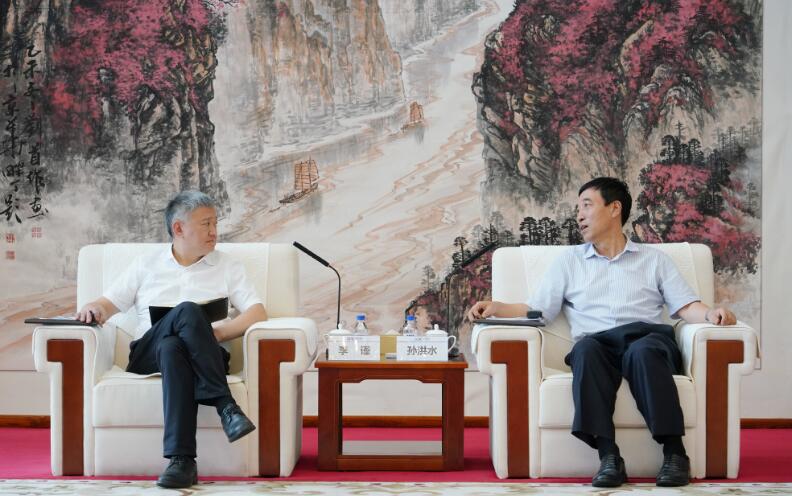 中國(guó)能建黨委副書(shū)記、總經(jīng)理孫洪水與重慶兩江投資集團(tuán)黨委書(shū)記、董事長(zhǎng)李謹(jǐn)會(huì)談