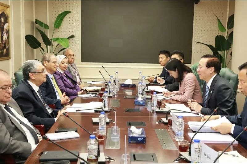 國(guó)家電網(wǎng)董事長(zhǎng)辛保安與埃及電力部部長(zhǎng)沙赫爾、中國(guó)駐埃及大使廖力強(qiáng)會(huì)談