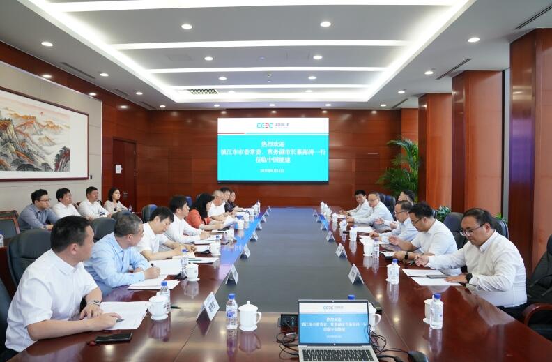 李麗娜與鎮(zhèn)江市委常委、常務(wù)副市長秦海濤會談