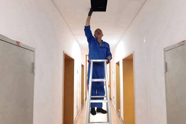 圖為物業(yè)人員利用節(jié)假日對(duì)值班宿舍電纜廊道、空調(diào)管道進(jìn)行檢查和維護(hù)