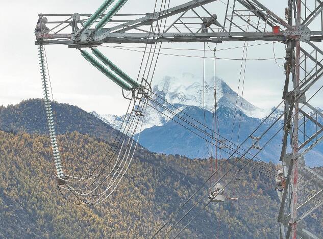 高山絕壁上，帶電消除超高壓線路缺陷