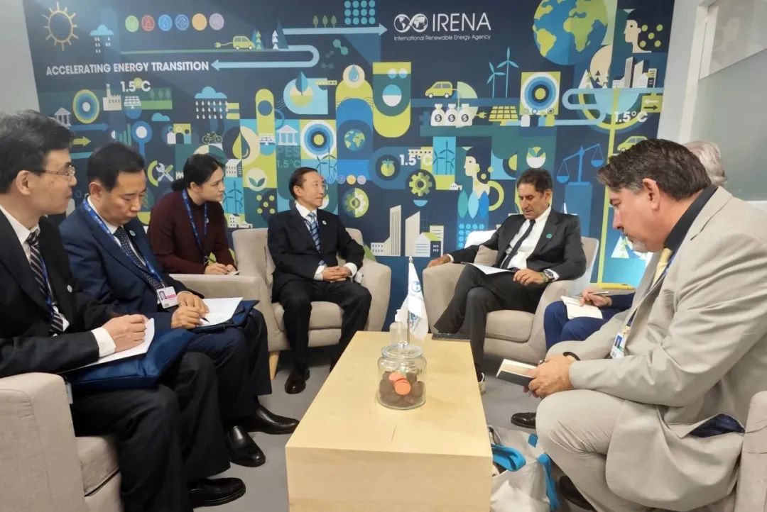 國家電網(wǎng)董事長辛保安與國際可再生能源署總干事卡梅拉、阿布扎比能源局主席阿爾馬拉爾、聯(lián)合國可持續(xù)發(fā)展解決方案網(wǎng)絡(luò)主席薩克斯會談
