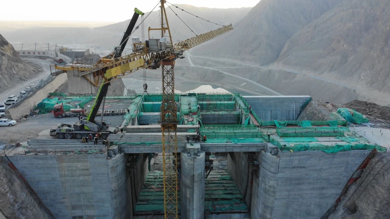 新疆大石峽項(xiàng)目溢洪道堰閘段全線(xiàn)封頂