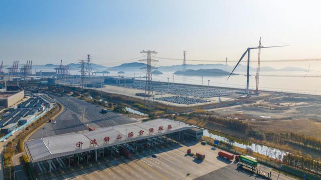 浙江省首個(gè)低碳碼頭示范工程首臺風(fēng)機(jī)并網(wǎng)發(fā)電