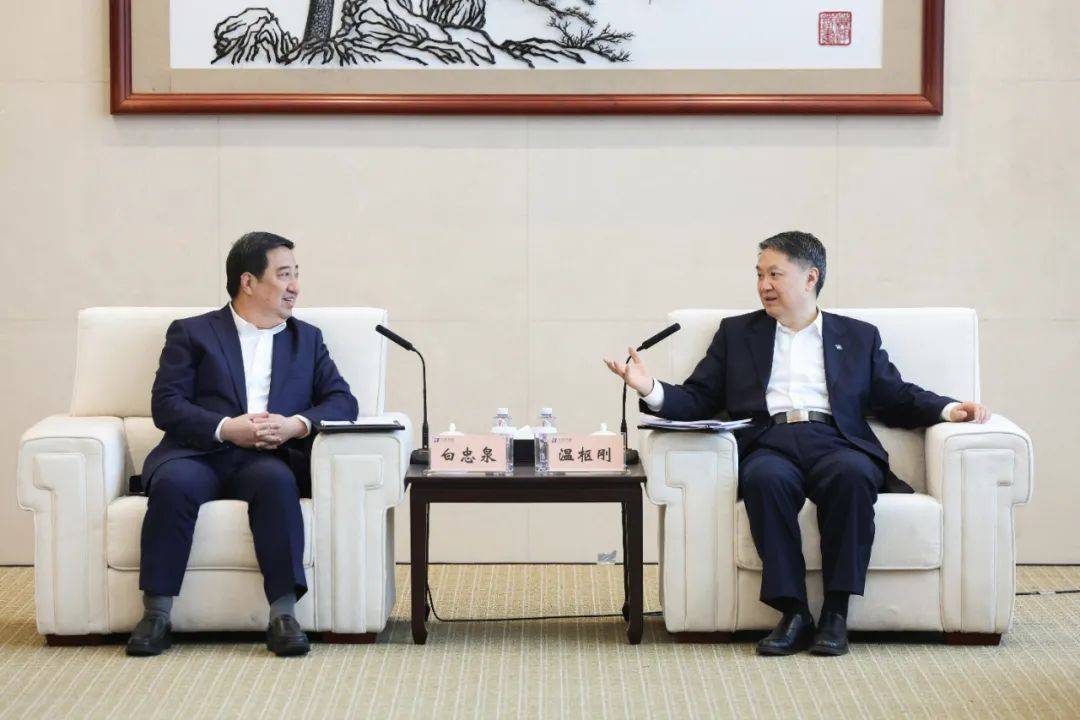 中國電氣裝備董事長白忠泉、總經(jīng)理周群拜訪中國華能董事長溫樞剛