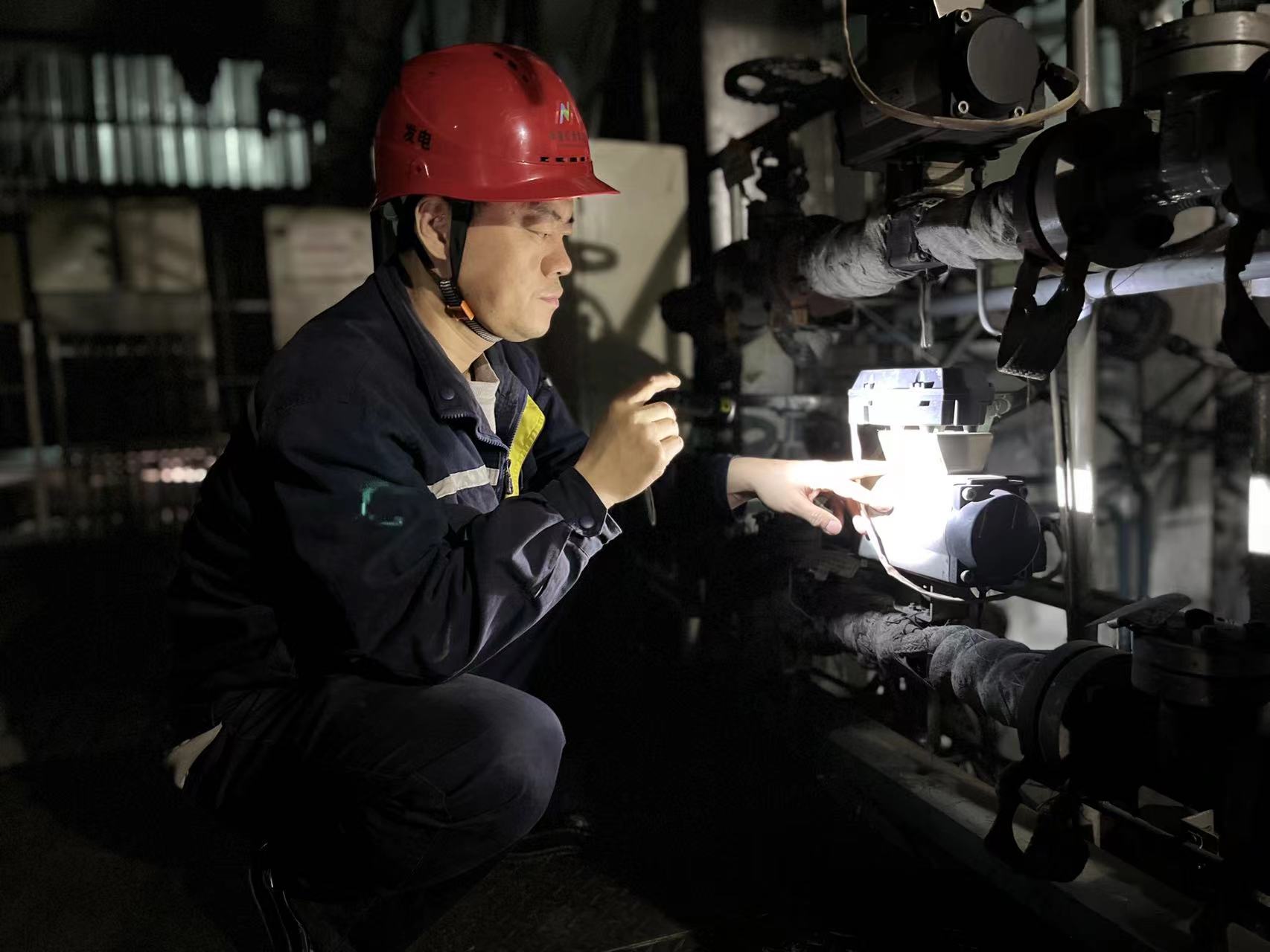 張濤：“只要需要我就一直在，同他們一起，做設備穩(wěn)定的護航人！”