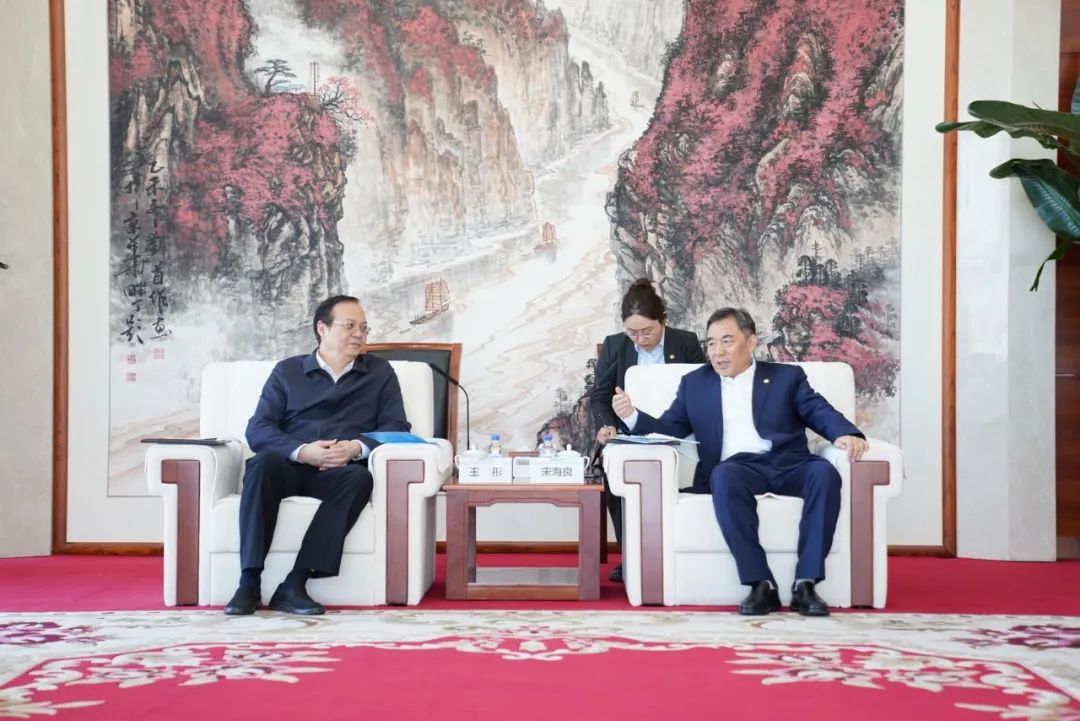 中國能建黨委書記、董事長宋海良與歐洲自然科學(xué)院院士、中國發(fā)展研究院院長王彤會談