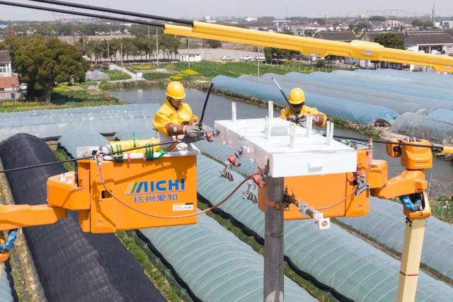 “零感知”帶電作業(yè)，農(nóng)村電網(wǎng)持續(xù)改造升級(jí)