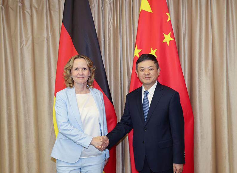 生態(tài)環(huán)境部部長黃潤秋會(huì)見德國聯(lián)邦環(huán)境、自然保護(hù)、核安全與消費(fèi)者保護(hù)部長萊姆克