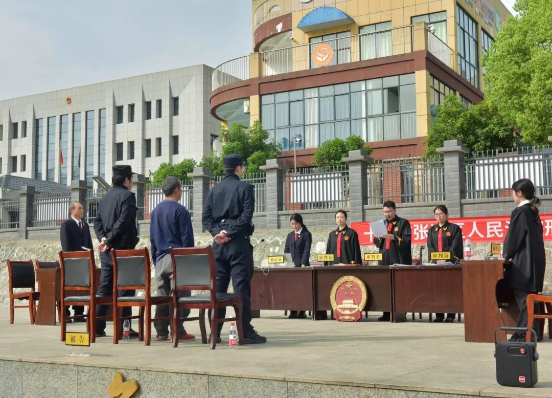 湖北十堰：架電網(wǎng)觸“法網(wǎng)”，變庭審為“課堂”