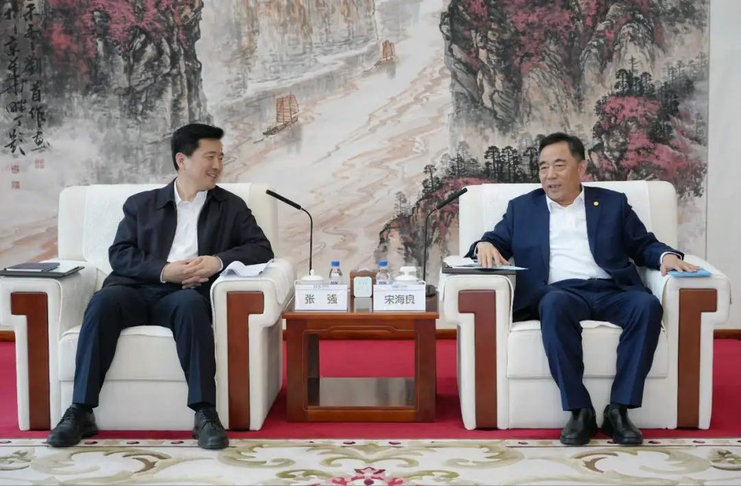 中國(guó)能建黨委書(shū)記、董事長(zhǎng)宋海良與北京經(jīng)開(kāi)區(qū)工委書(shū)記張強(qiáng)會(huì)談