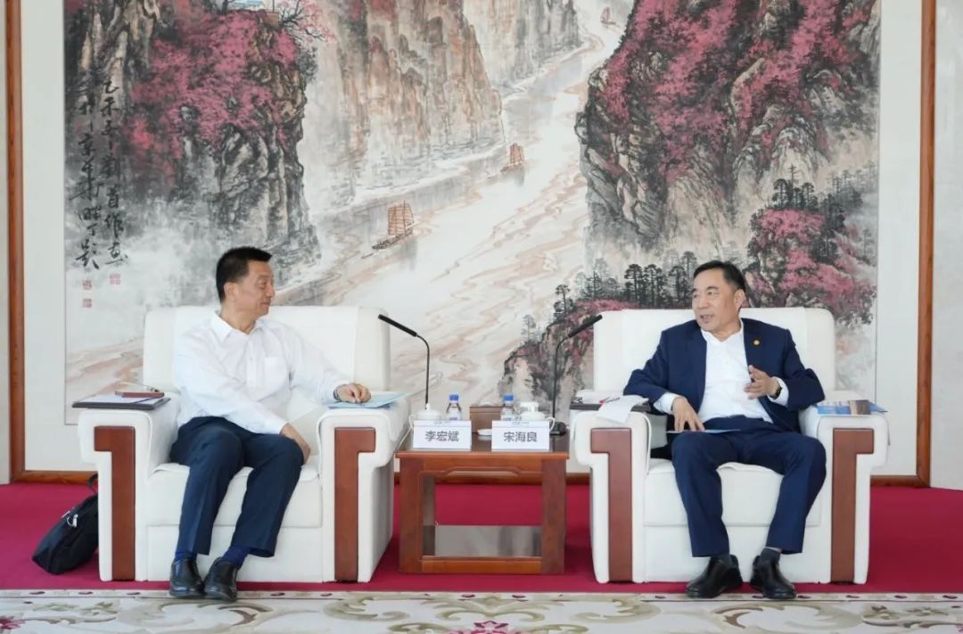 中國能建黨委書記、董事長宋海良與新疆住建廳黨組書記、副廳長李宏斌會談
