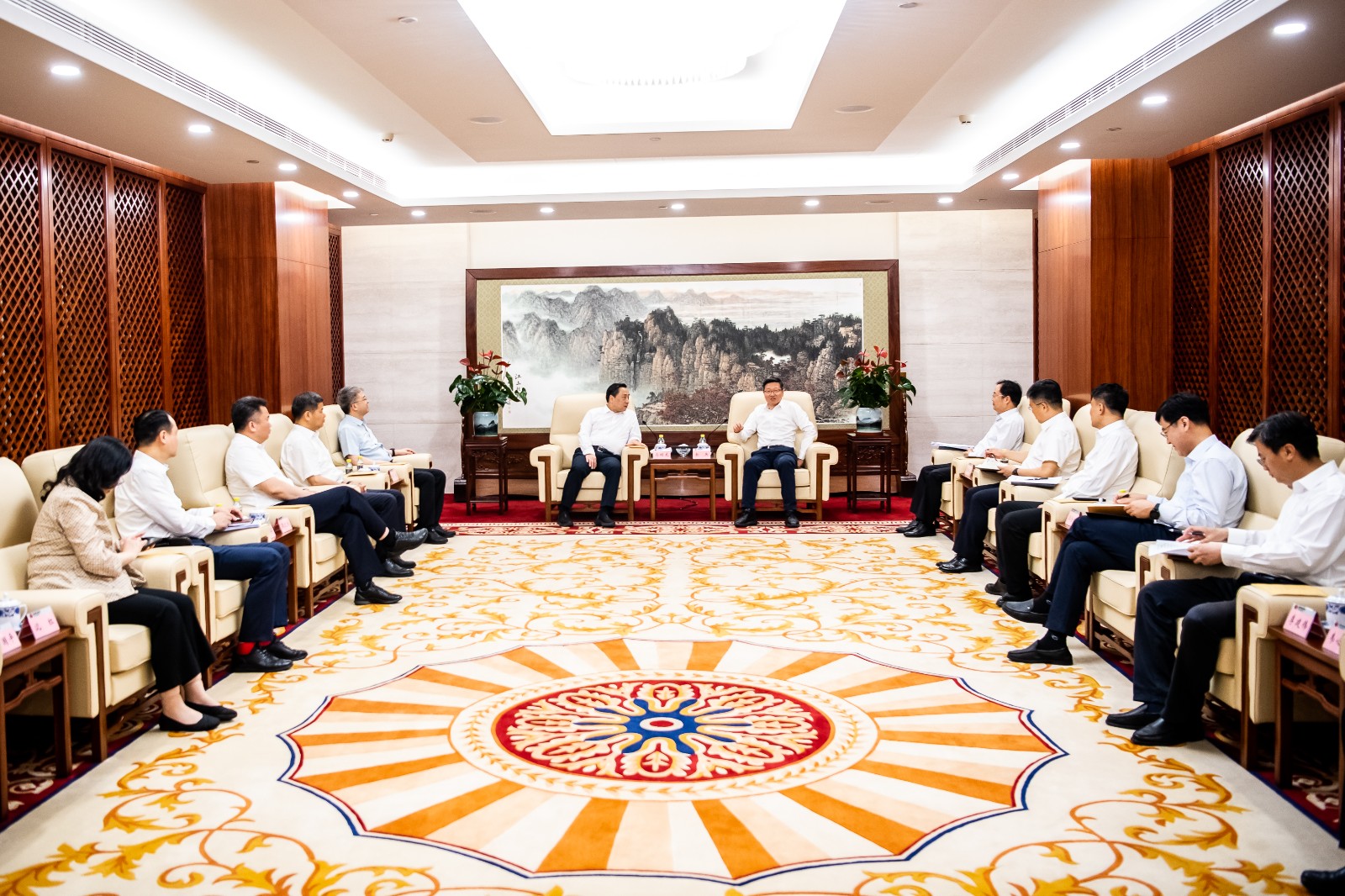 國(guó)家能源集團(tuán)公司總經(jīng)理、黨組副書(shū)記余兵會(huì)見(jiàn)鎮(zhèn)江市委書(shū)記馬明龍一行