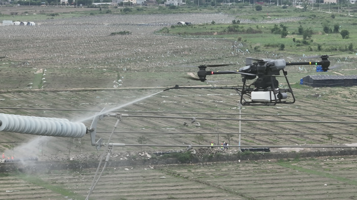 海南電網(wǎng)首次開展規(guī)?；療o(wú)人機(jī)沖洗作業(yè)