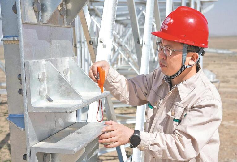 李?。涸痪€建電網(wǎng) 當(dāng)好工程“大管家”