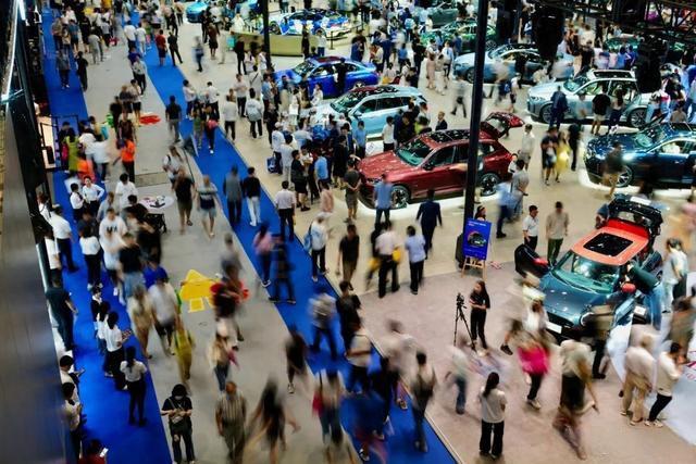 新能源車，熱!燃油車，冷!