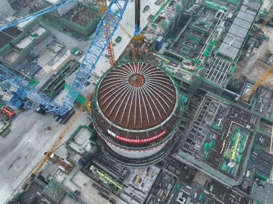 中核集團(tuán)徐大堡核電4號機組穹頂?shù)跹b就位