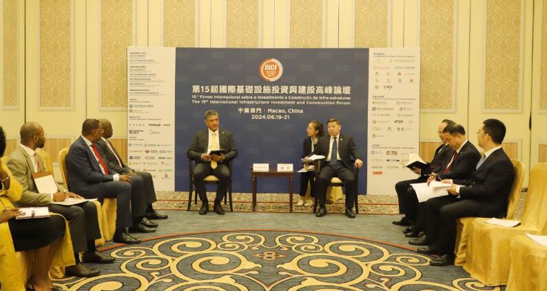 葛洲壩集團(tuán)黨委書記、董事長(zhǎng)譚華與安哥拉能源水利部部長(zhǎng)若昂·博爾熱斯座談