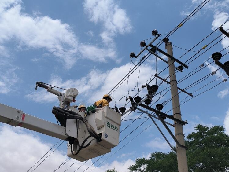 內(nèi)蒙古阿拉善供電:帶電作業(yè)“零感知” 緊急消缺保供電
