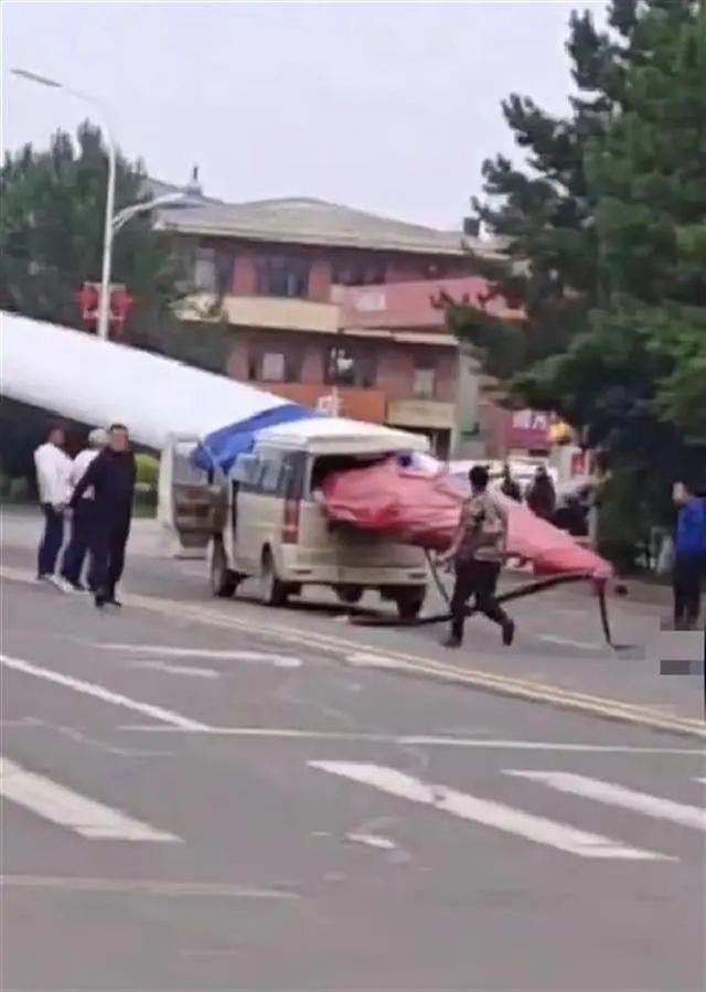 黑龍江一面包車被風電機葉片刺穿，知情人：車上載有7人