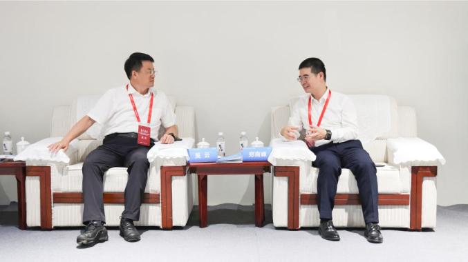 吳云與中國科學(xué)院院士、中國氫能聯(lián)盟戰(zhàn)略指導(dǎo)委員會(huì)委員、廈門大學(xué)教授鄭南峰座談