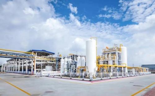 在百年上海龍華機(jī)場變身開展城市更新的上海徐匯西岸地區(qū)，一座傾注綠色低碳技術(shù)的“零碳樓”拔地而起，即將進(jìn)入建筑環(huán)節(jié)中最忙碌、最繁瑣的裝修工程階段。這座“綠色建筑”是東航資產(chǎn)在民航建筑領(lǐng)域的創(chuàng)新探索成果，