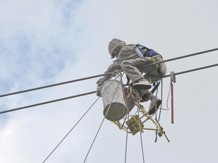 國(guó)網(wǎng)青海超高壓公司帶電安裝智能裝置，遠(yuǎn)程診斷線路故障