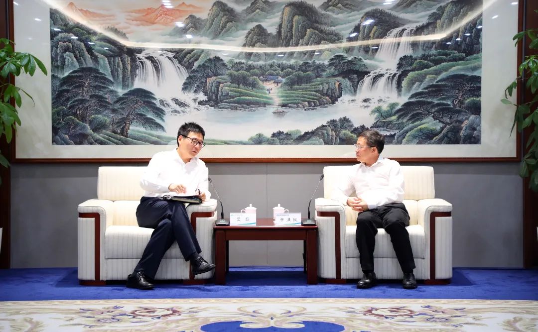 中國(guó)電氣裝備黨委書(shū)記、董事長(zhǎng)李洪鳳會(huì)見(jiàn)上海電氣集團(tuán)黨委書(shū)記、董事長(zhǎng)吳磊