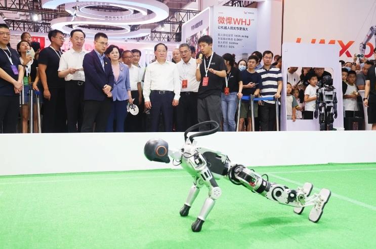 工信部黨組書記、部長金壯龍參觀調(diào)研2024世界機(jī)器人大會