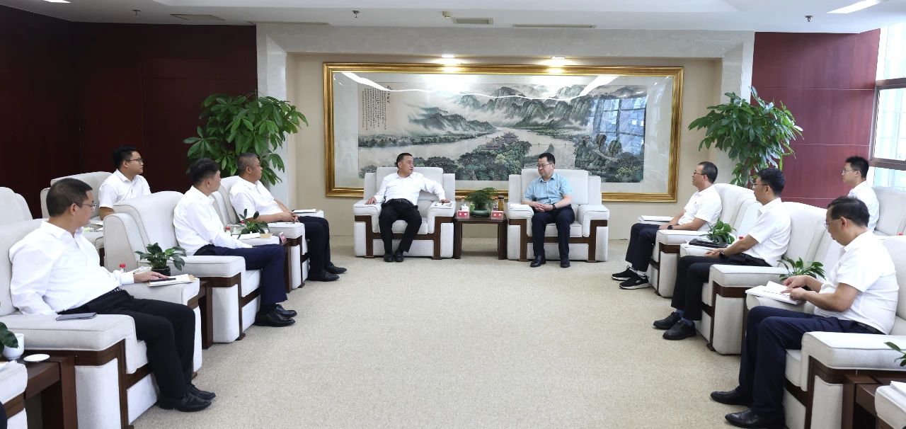 大唐四川公司黨委書記、董事長梁華與中建八局西南分公司黨委書記、董事長李彪會談