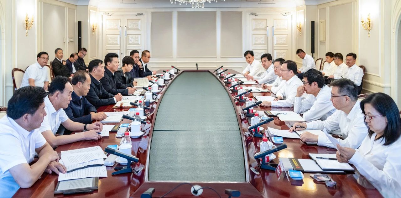 大唐集團(tuán)總經(jīng)理、黨組副書記張傳江與青海省海南州委書記呂剛、州長尕瑪朋措會(huì)談