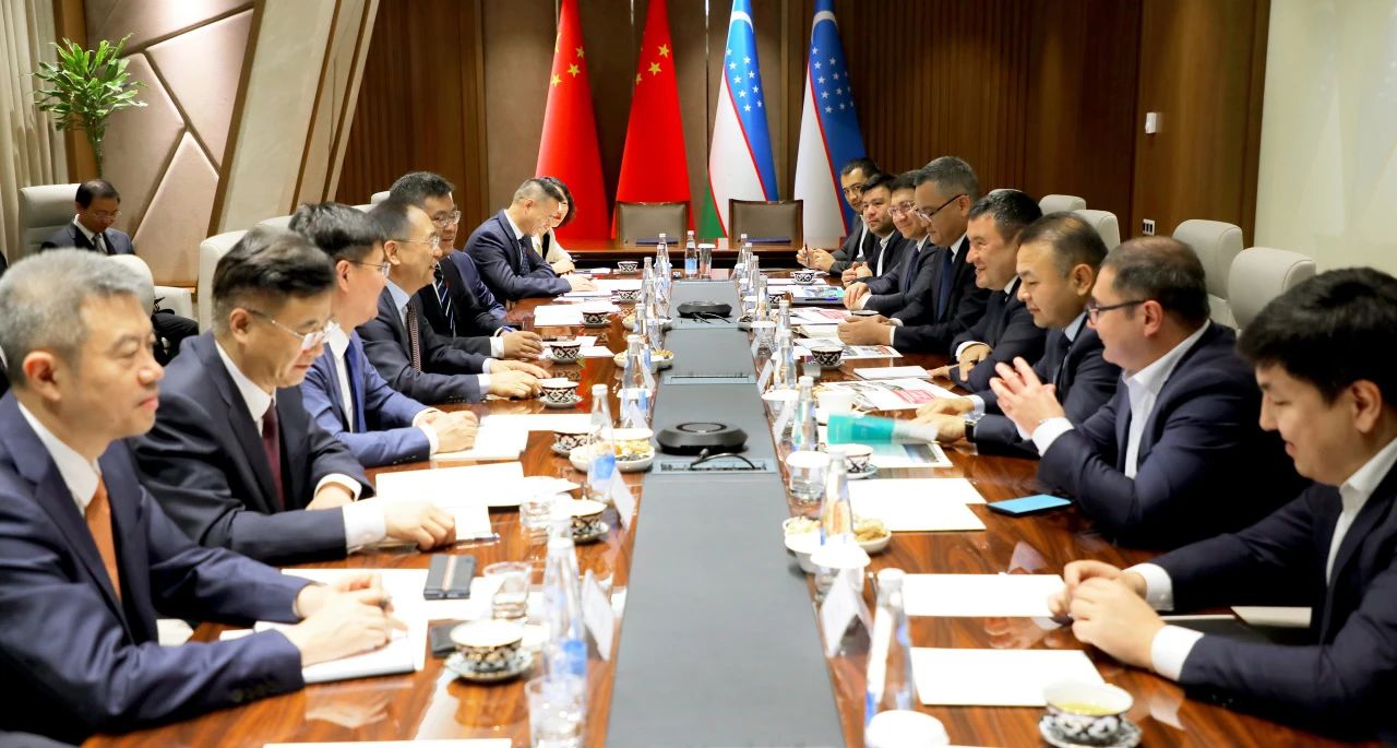 大唐集團(tuán)有限公司黨組書記、董事長鄒磊與烏茲別克斯坦總理阿里波夫會談