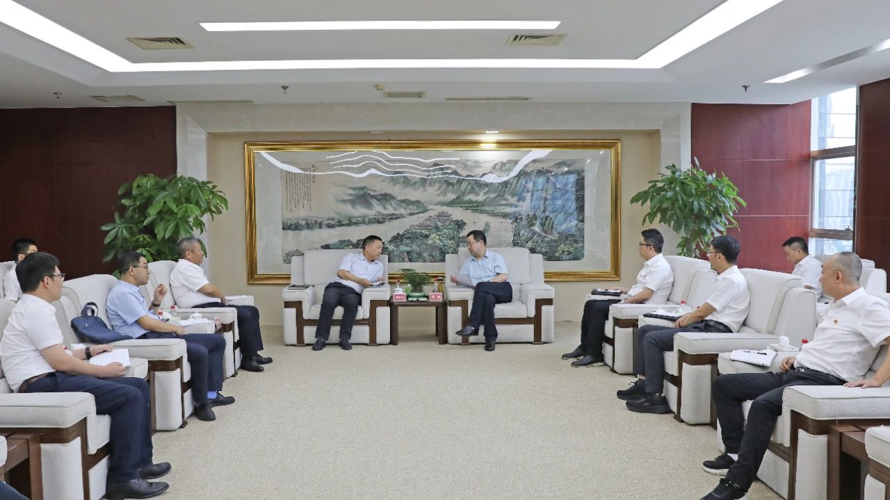 大唐四川公司黨委書記、董事長梁華與水電十局黨委書記、董事長范開平會談