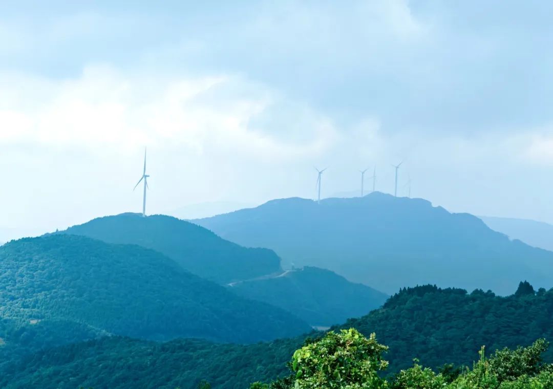國(guó)家能源集團(tuán)廣西公司黨委書(shū)記、董事長(zhǎng)李富軍赴天堂頂風(fēng)電場(chǎng)調(diào)研