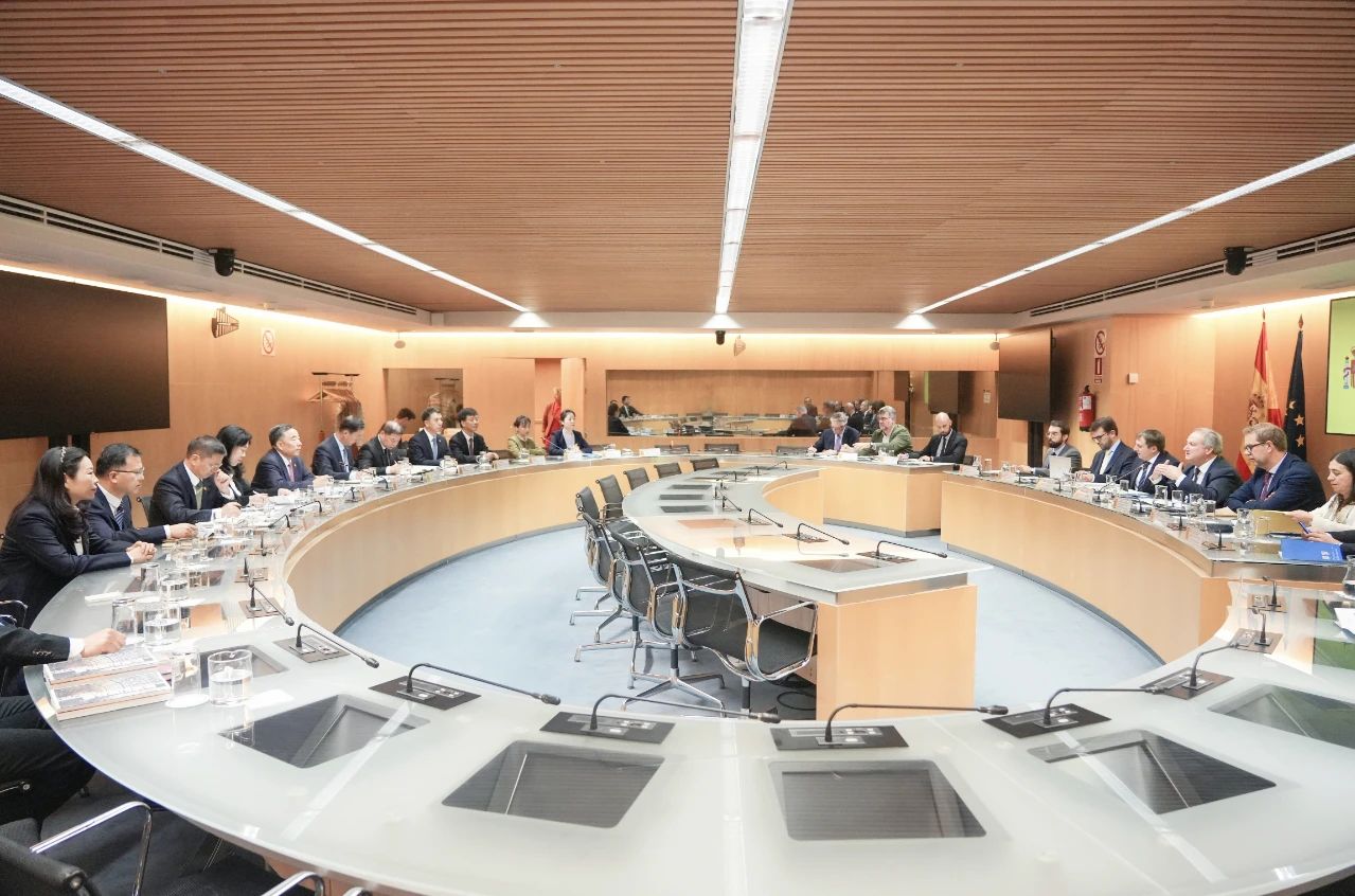 中國能建黨委書記、董事長宋海良與西班牙工業(yè)和旅游大臣霍爾迪·埃雷烏會談