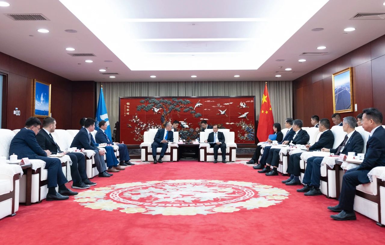 華電集團(tuán)董事長(zhǎng)、黨組書(shū)記江毅與哈薩克斯坦工業(yè)和建設(shè)部部長(zhǎng)哈納特·沙爾拉帕耶夫會(huì)談