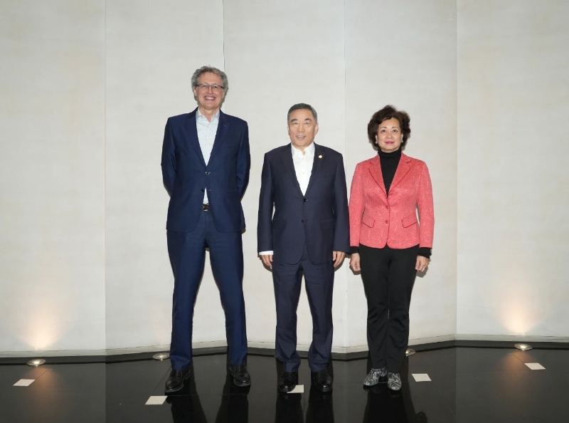 中國能建黨委書記、董事長宋海良與西班牙中國會創(chuàng)始會長陳弘夫婦會談