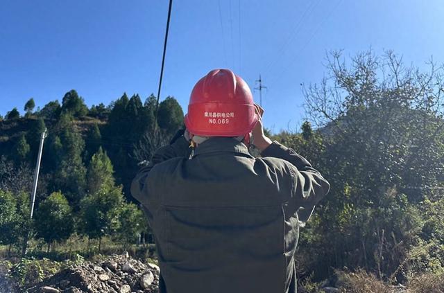 國網(wǎng)欒川縣供電公司兩地聯(lián)合特巡特護(hù)，備戰(zhàn)冬季用電高峰