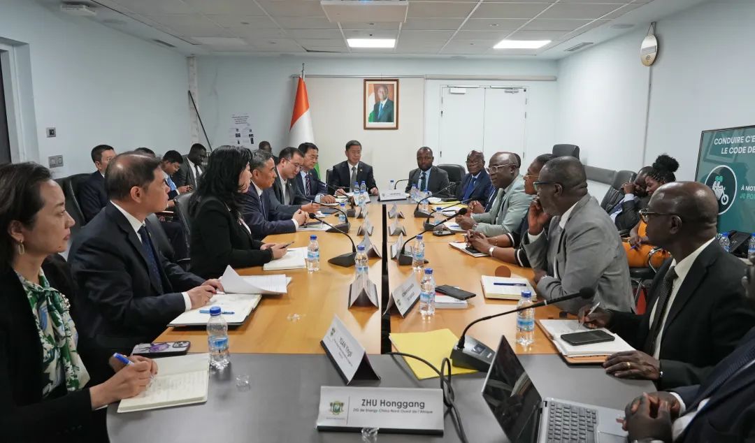 中國能建黨委書記、董事長宋海良與科特迪瓦交通部副部長科內(nèi)·迪奧曼會(huì)談