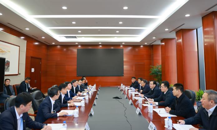 中國能建黨委委員、總經(jīng)濟(jì)師周小能與呼倫貝爾市委書記王旺盛會(huì)談