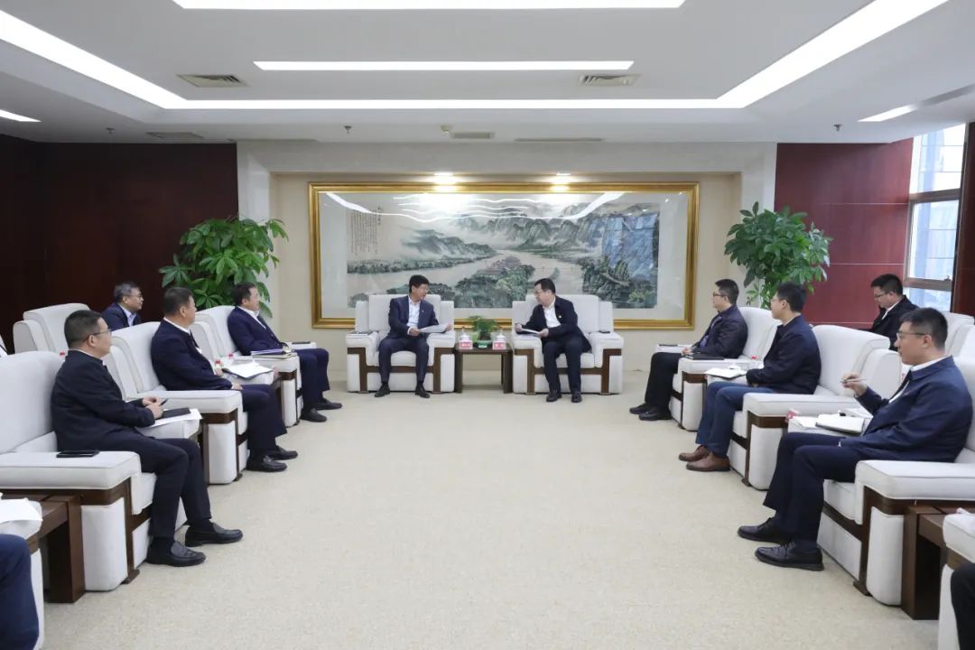 大唐四川公司黨委書記、董事長梁華與中能建西南區(qū)域總部黨委書記、總經(jīng)理，中能建西南投資公司黨委書記、董事長鄒小川會談