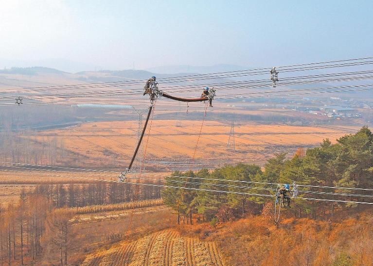 黑龍江抗冰防舞動(dòng)， 超高壓線路裝上間隔棒