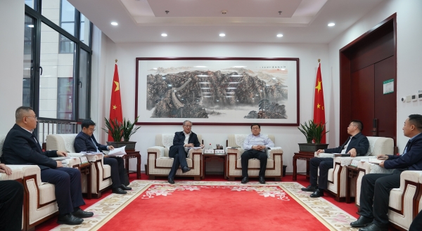 中國(guó)電建黨委副書記、總經(jīng)理王斌與內(nèi)蒙古電力集團(tuán)黨委書記、董事長(zhǎng)張海峰會(huì)談