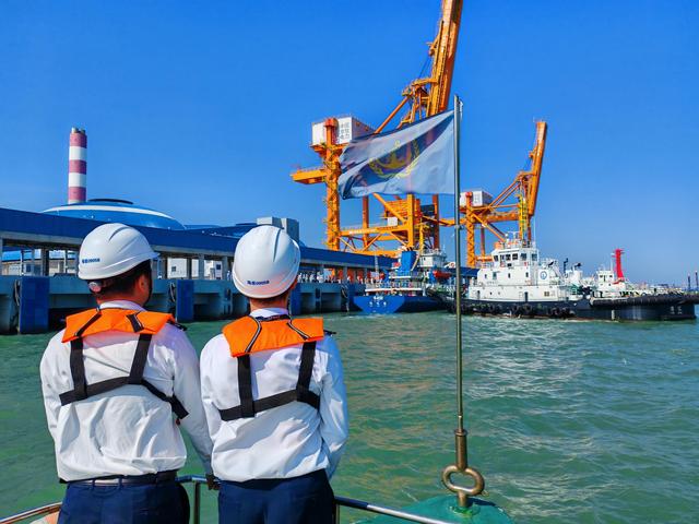 5000噸級電煤船首靠湛江，海事部門保障護航