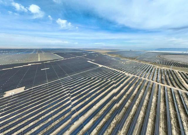晶科科技青海省海南州20萬千瓦光伏項(xiàng)目并網(wǎng)發(fā)電