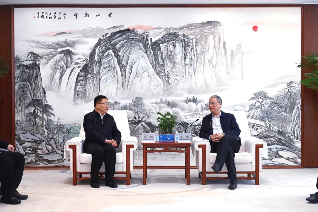 中國電建黨委副書記、總經(jīng)理王斌與內(nèi)蒙古自治區(qū)黨委常委、呼和浩特市委書記包鋼會談